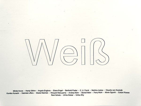 Karte zur Ausstellung "Wei" mit den Namen der Knstler:innen